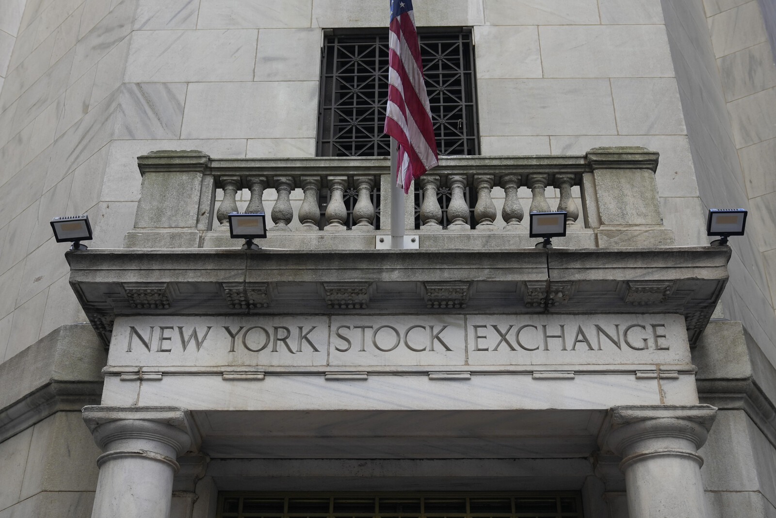 US Stock Market Rises Amid