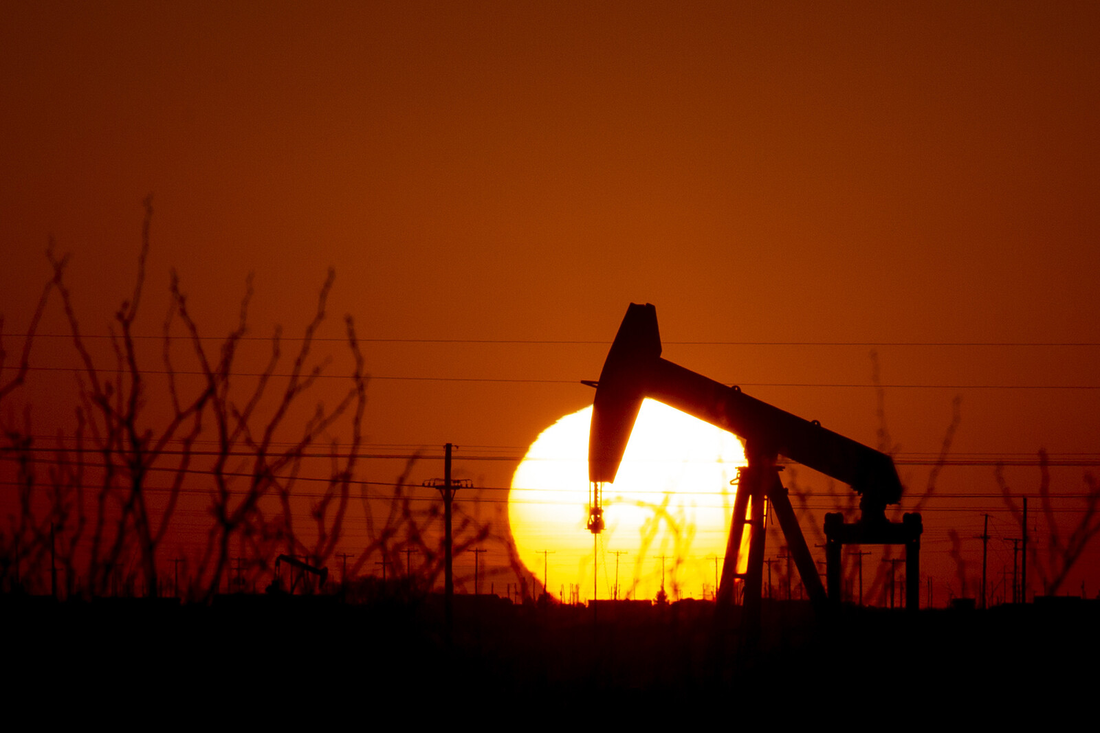Oil Prices Drop as Israel-Iran