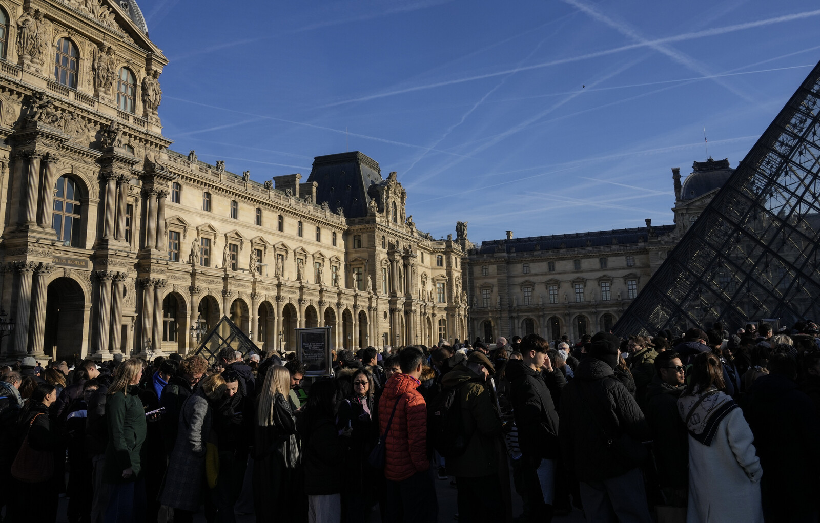 The Museum Director Sounds the Alarm: "The Louvre is Falling Apart"