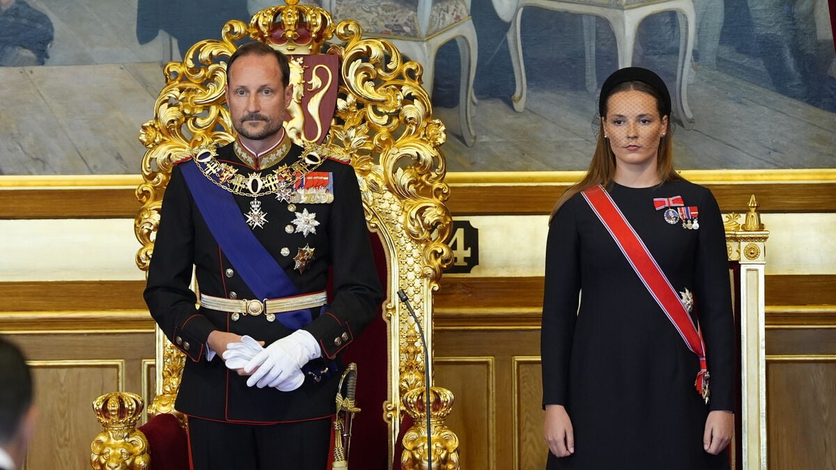 King Haakon swears oath in