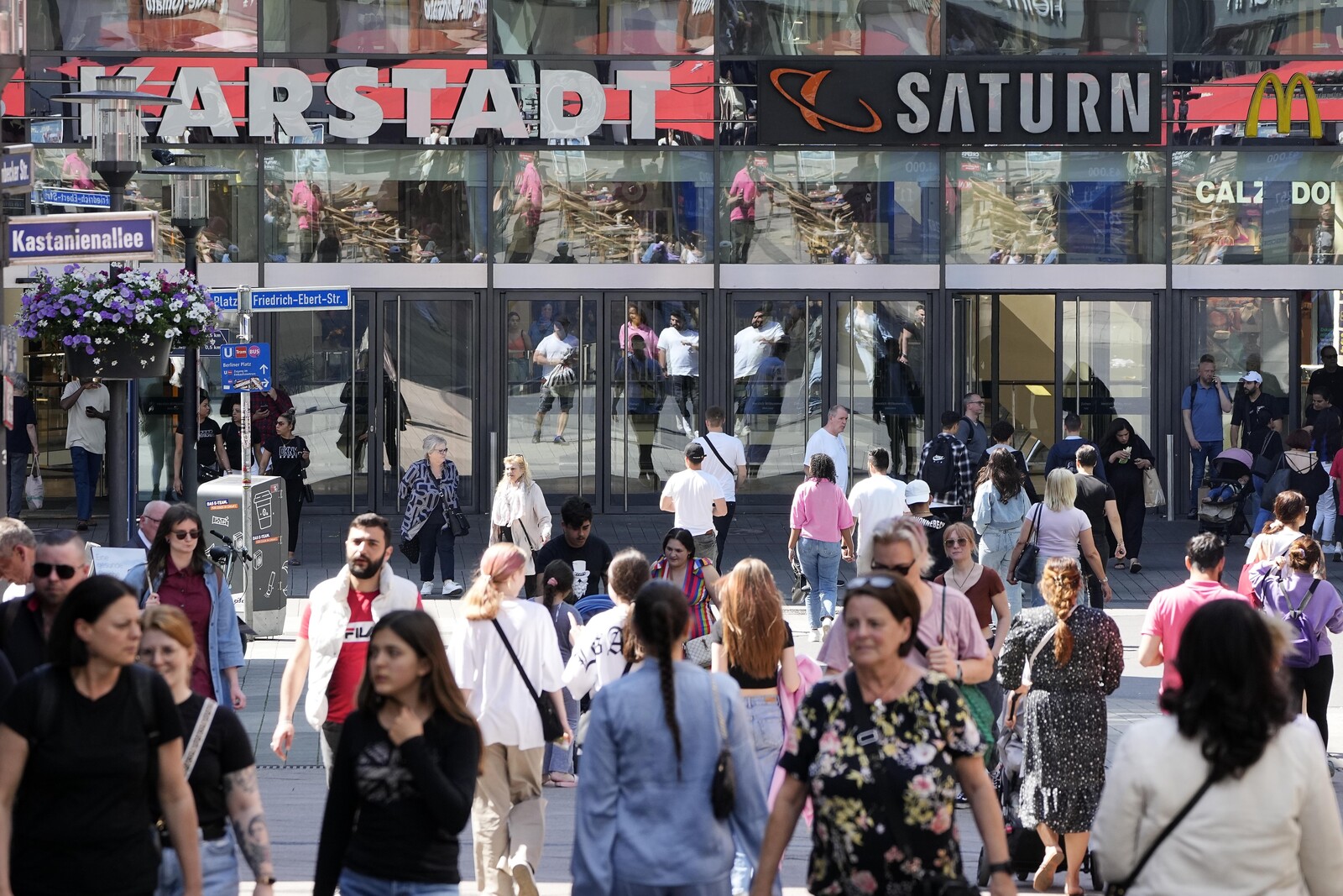 Eurozone Retail Trade Slightly Down in March