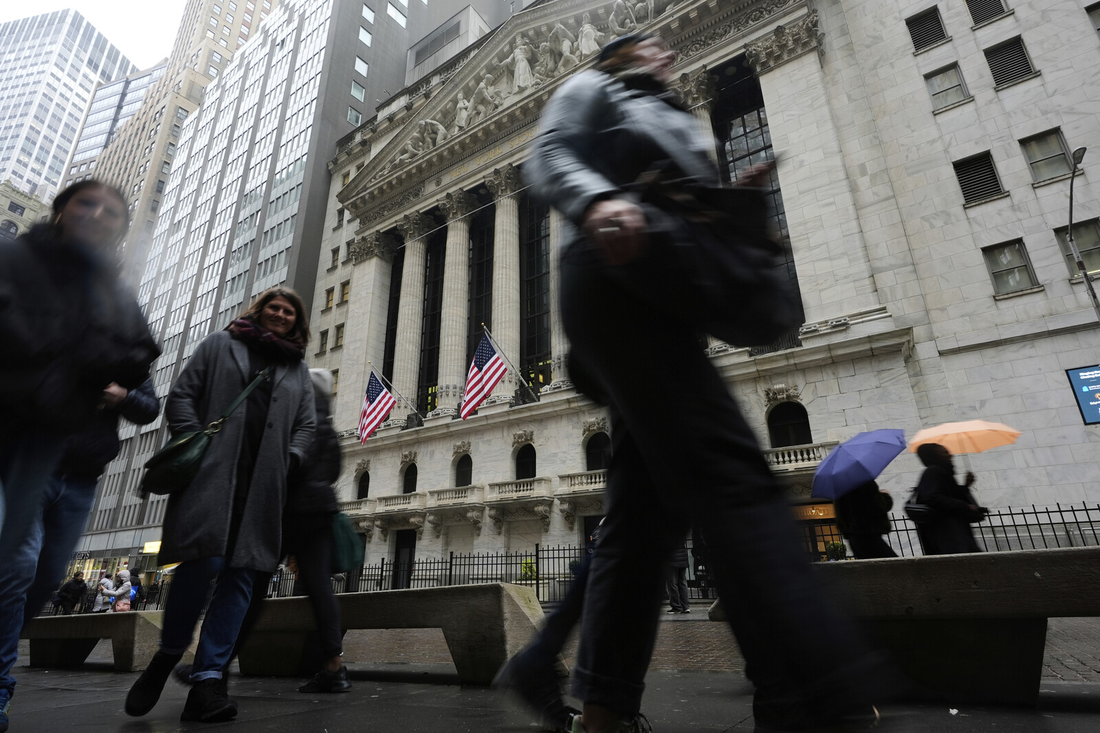 Wall Street Slips as Major Tech Stocks Tumble