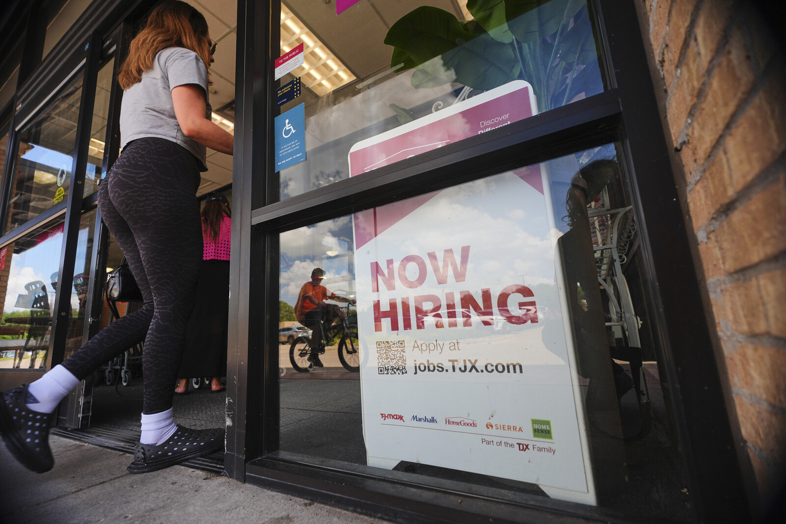 Trump Fires Statistics Chief Over Weak US Job Figures