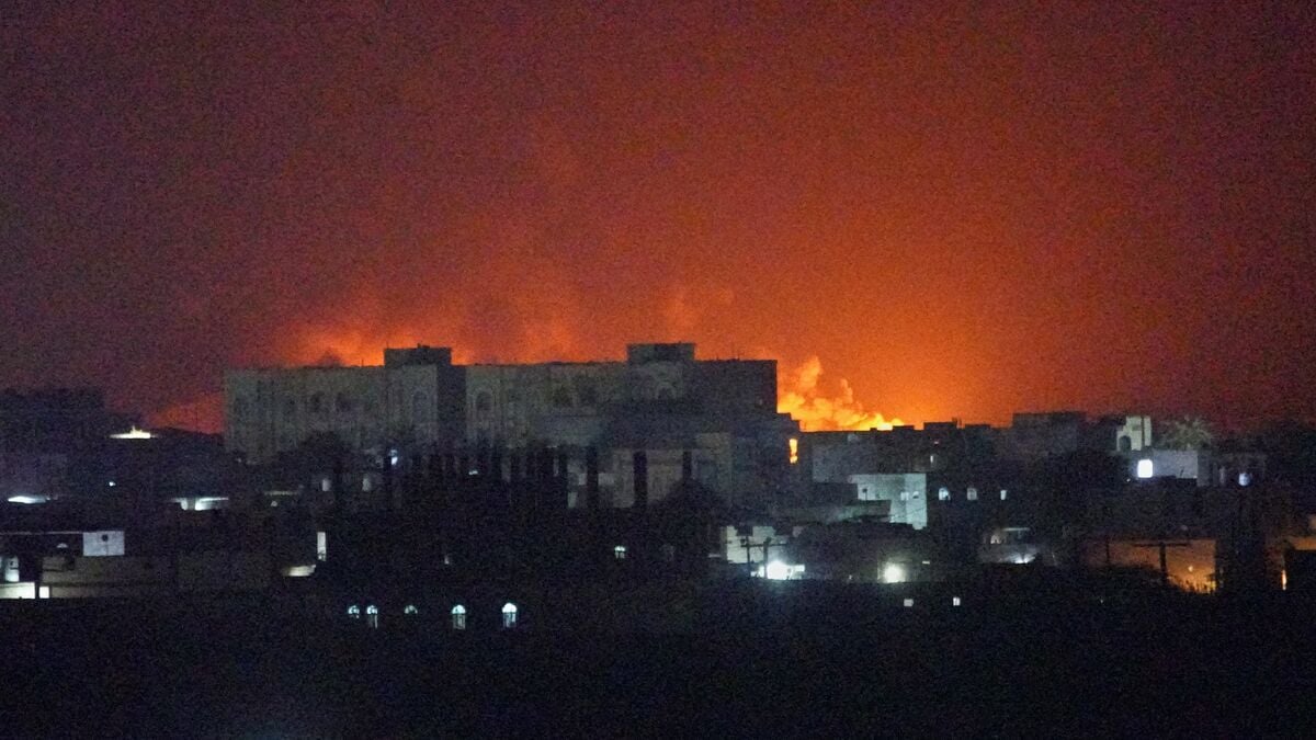 Yemen says 6 killed in Houthi attack on Mokha port, ships hit