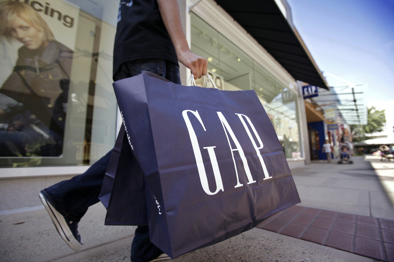 Clothing Chain Rises on the Stock Exchange After Sales Forecast