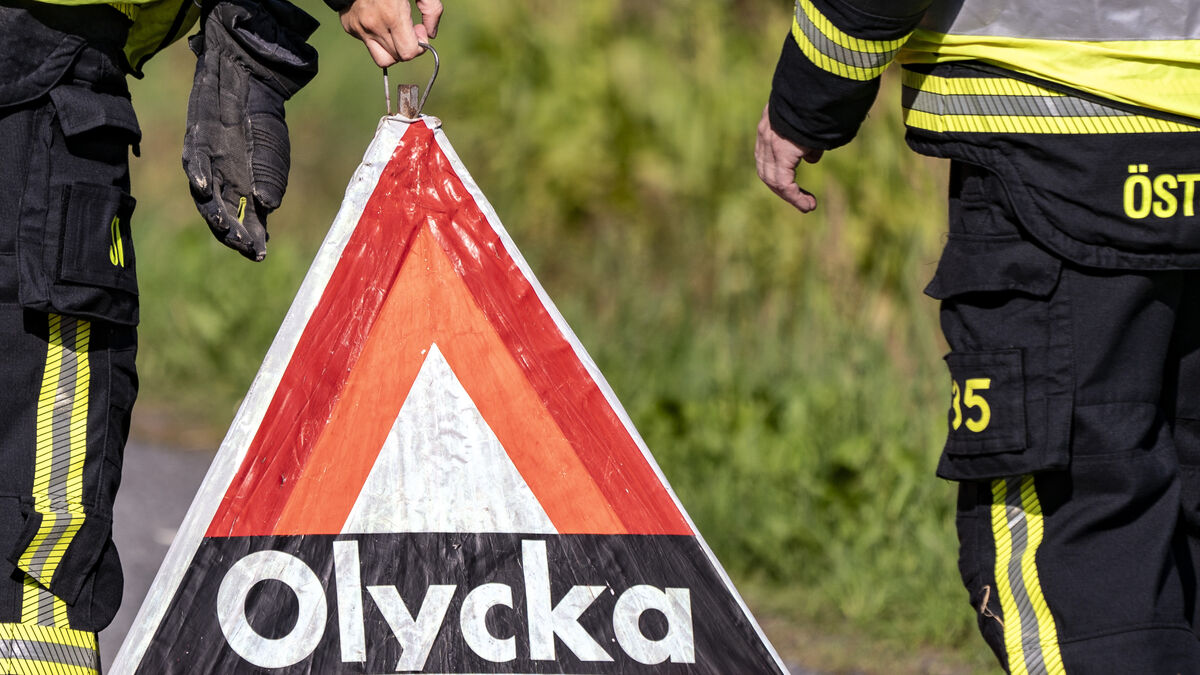 Life-threatening injuries after collision between car and train north of Vetlanda