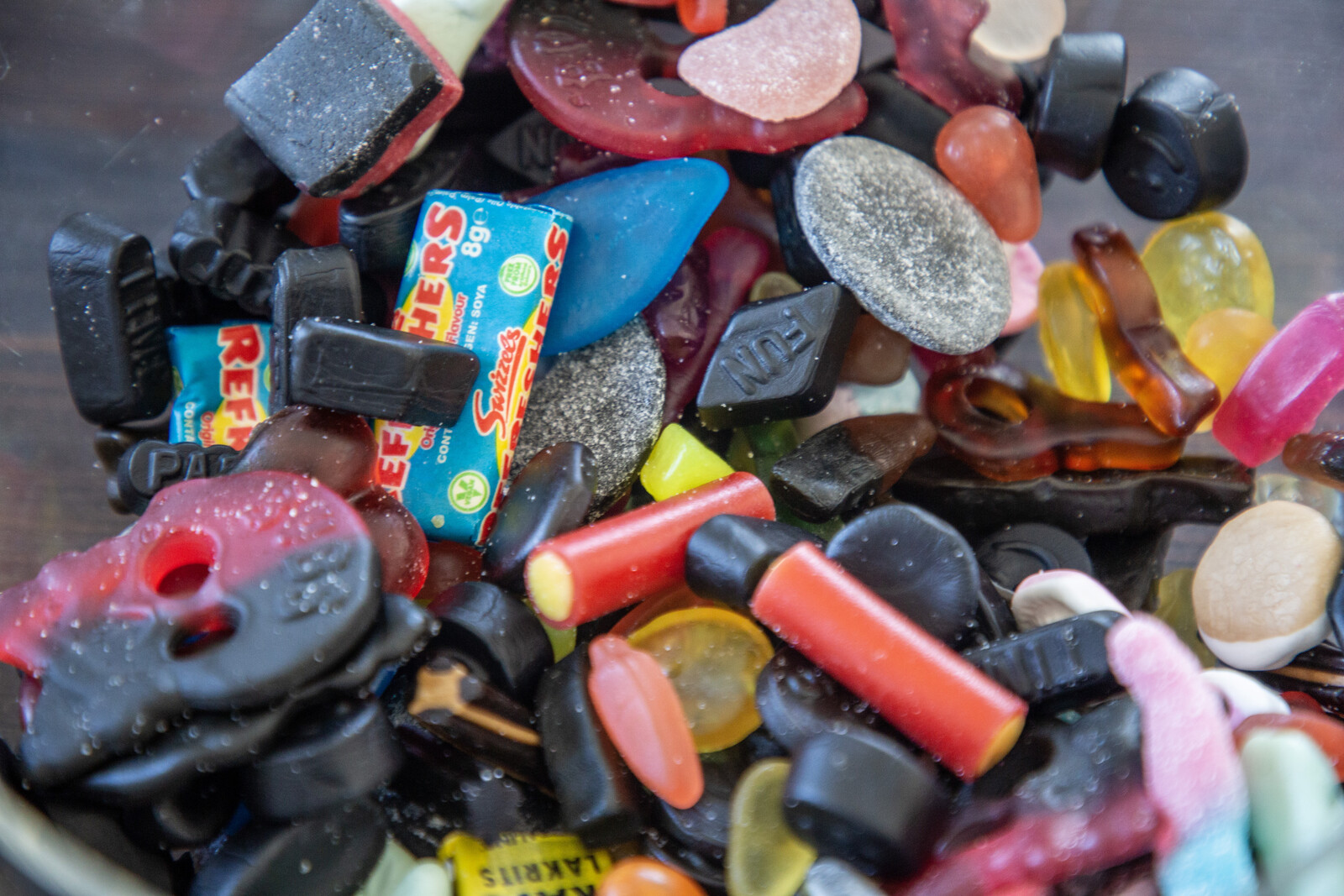 Man Faces 1,500 Kronor Fine for Handling Loose Candy in Halland Store