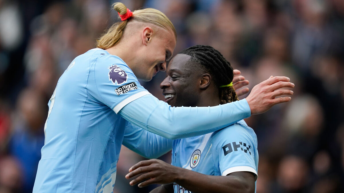Heavy victory for Man City keeps title fight alive