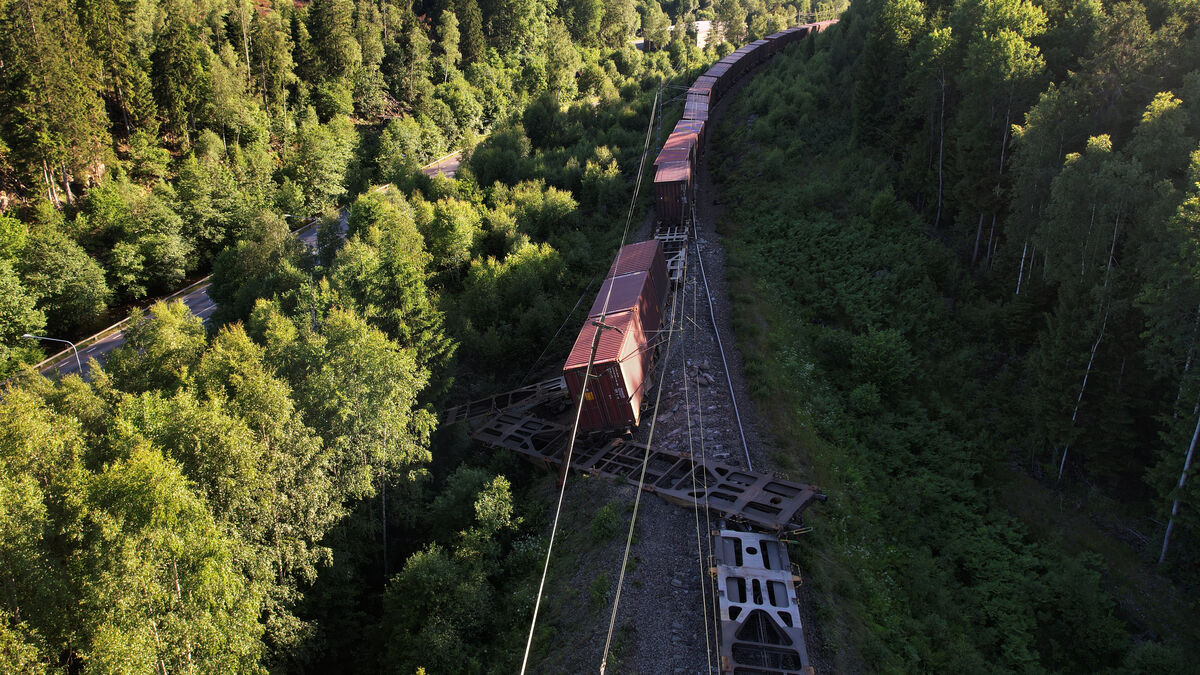 Extreme heat and derailment - train services are cancelled