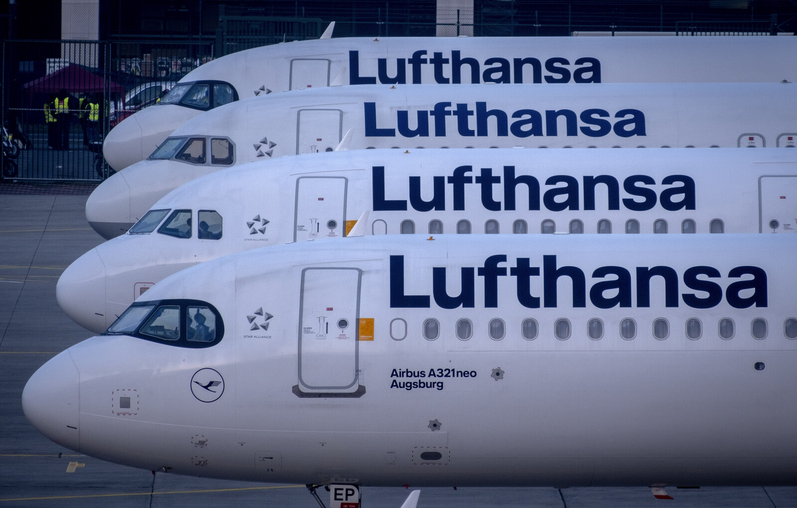 Lufthansa Reports Increased Loss of 885 Million Euros in Q1 2025