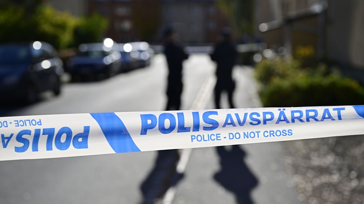 Police officer struck during car