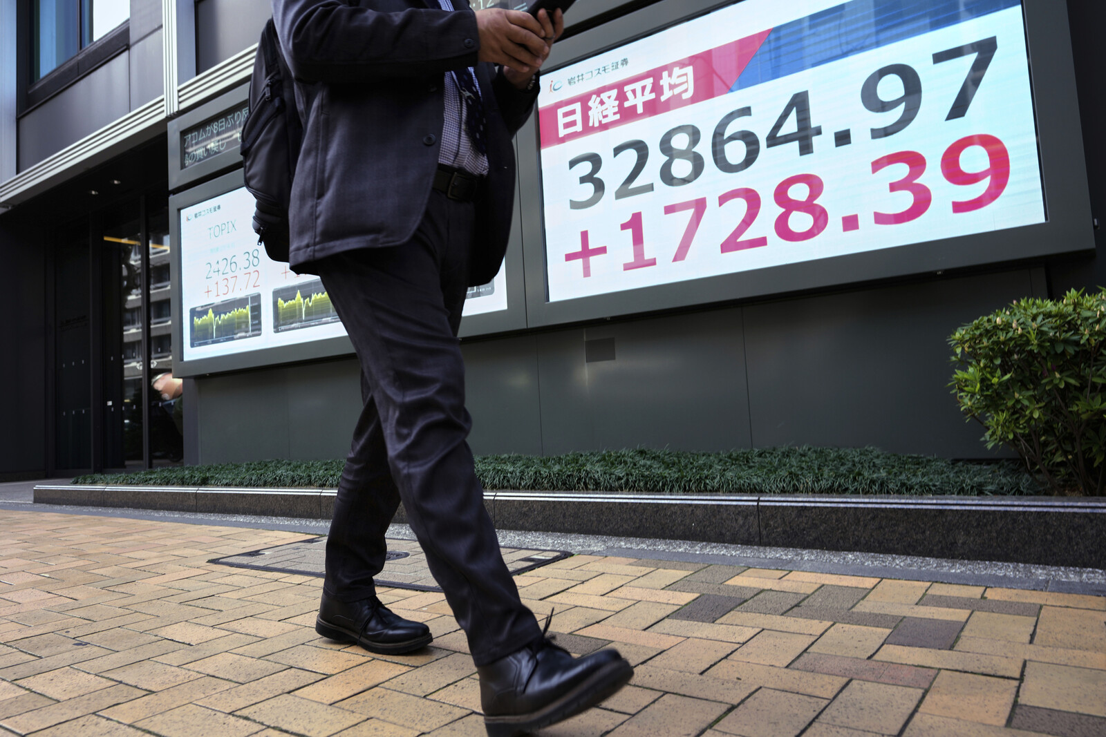 Asian Stock Markets Rise Amid US-Japan Tariff Agreement