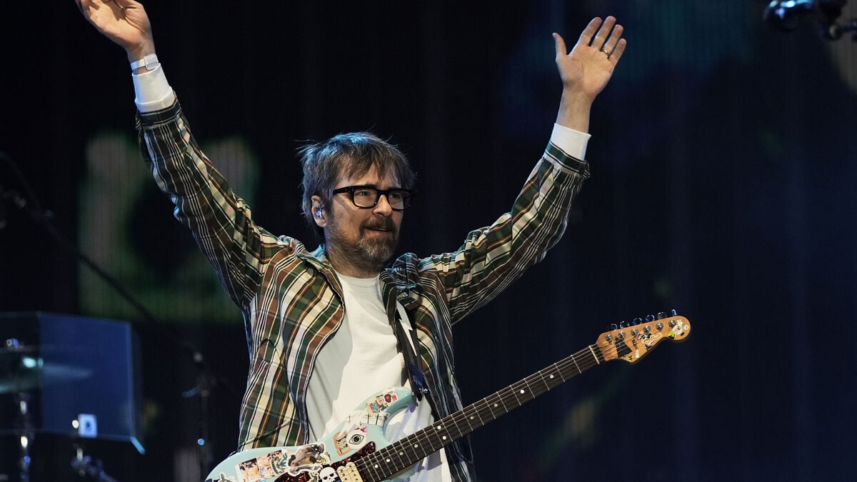 Weezer announces world tour with