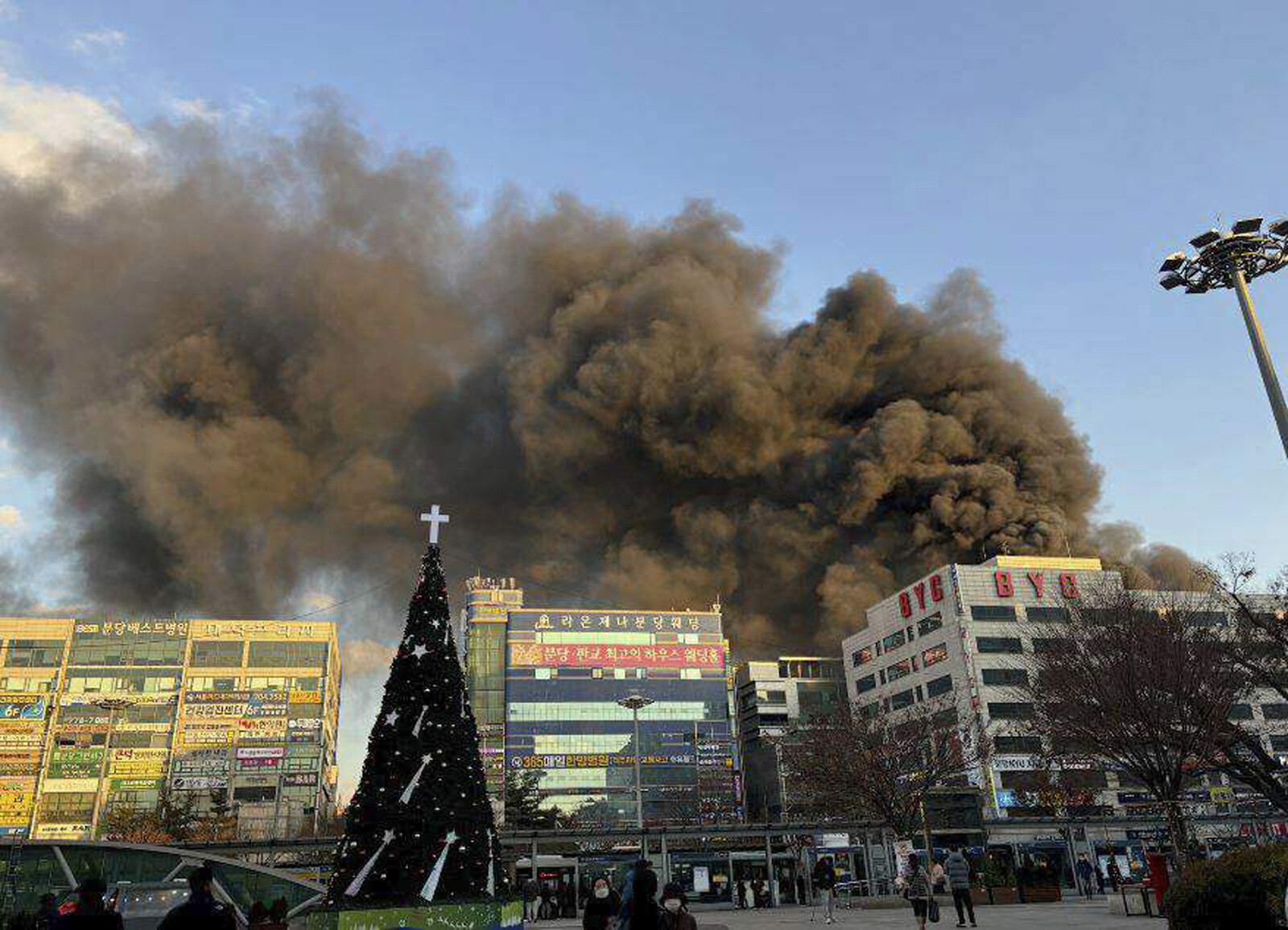 300 evacuated from burning building in South Korea