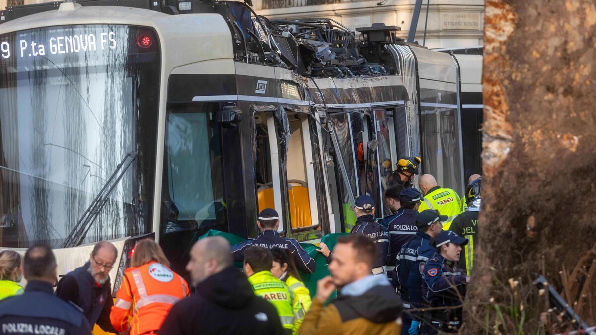 Tram crashes in Milan -