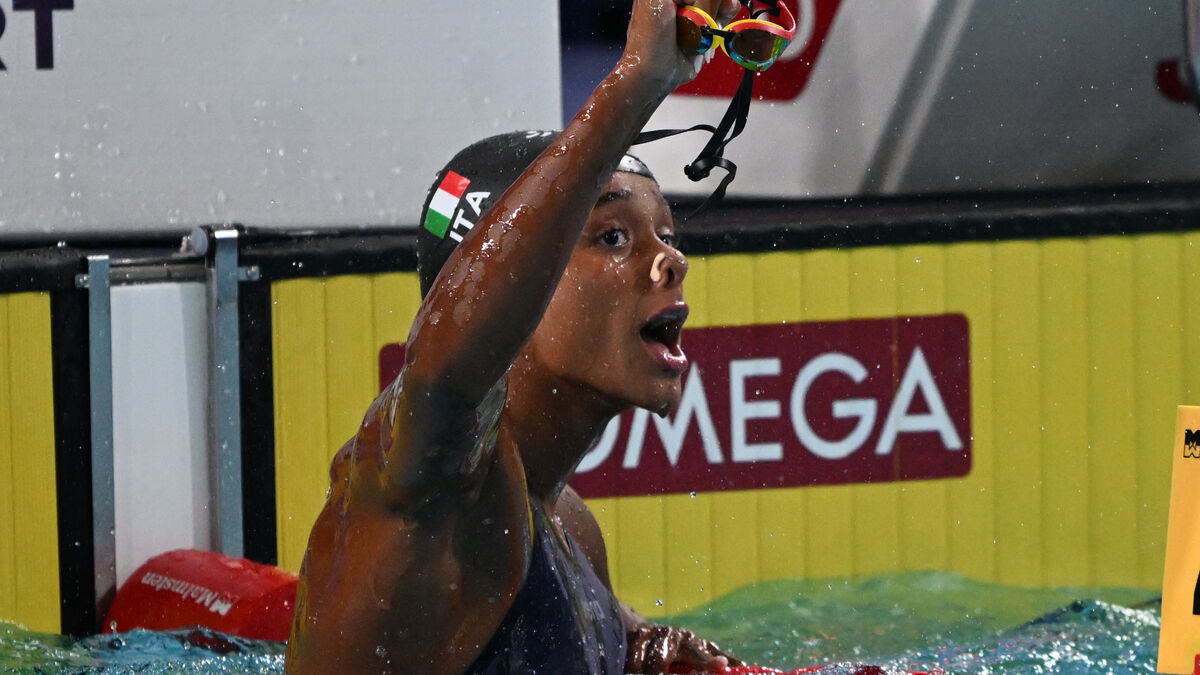 Sara Curtis sets world record in 50m backstroke semifinals at European Swimming Championships
