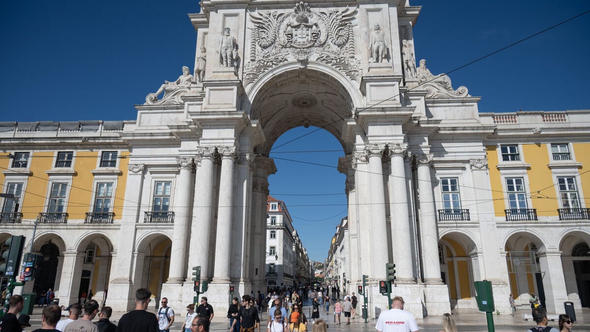 Shot in Lisbon tourist district, woman says bullet is still in her chest