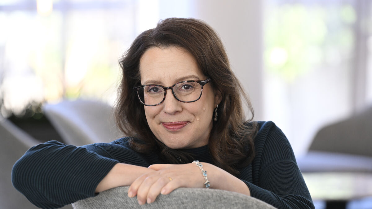 Bridgerton Author Julia Quinn Takes