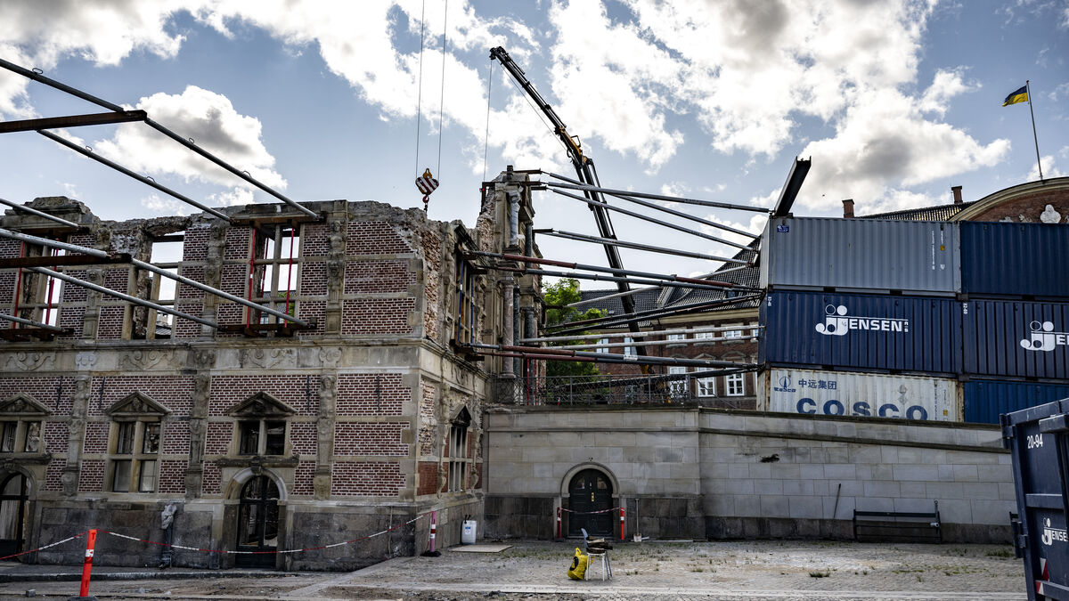Fire-ravaged Børsen is being rebuilt with Swedish pine