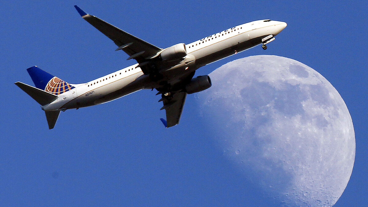 Price collapse for travel site Expedia - uncertain booking situation