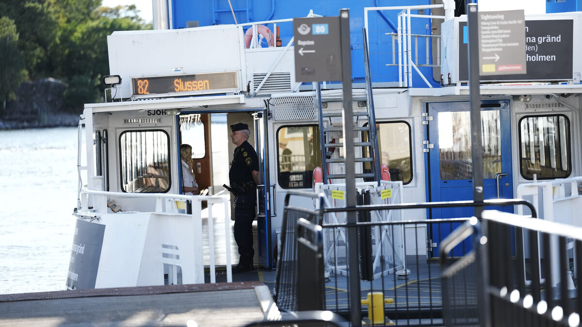 Passenger ferry crashes into quay on Djurgården, injuring three people
