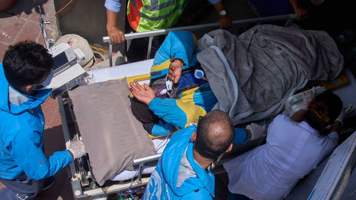 Sherpa presumed dead found alive after crawling down Mount Everest