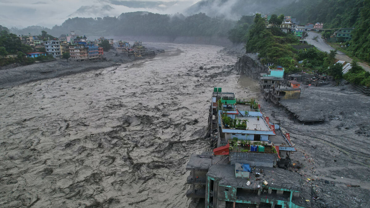 Nepal mudslide death toll rises to at least 903 as more than 4,000 remain missing