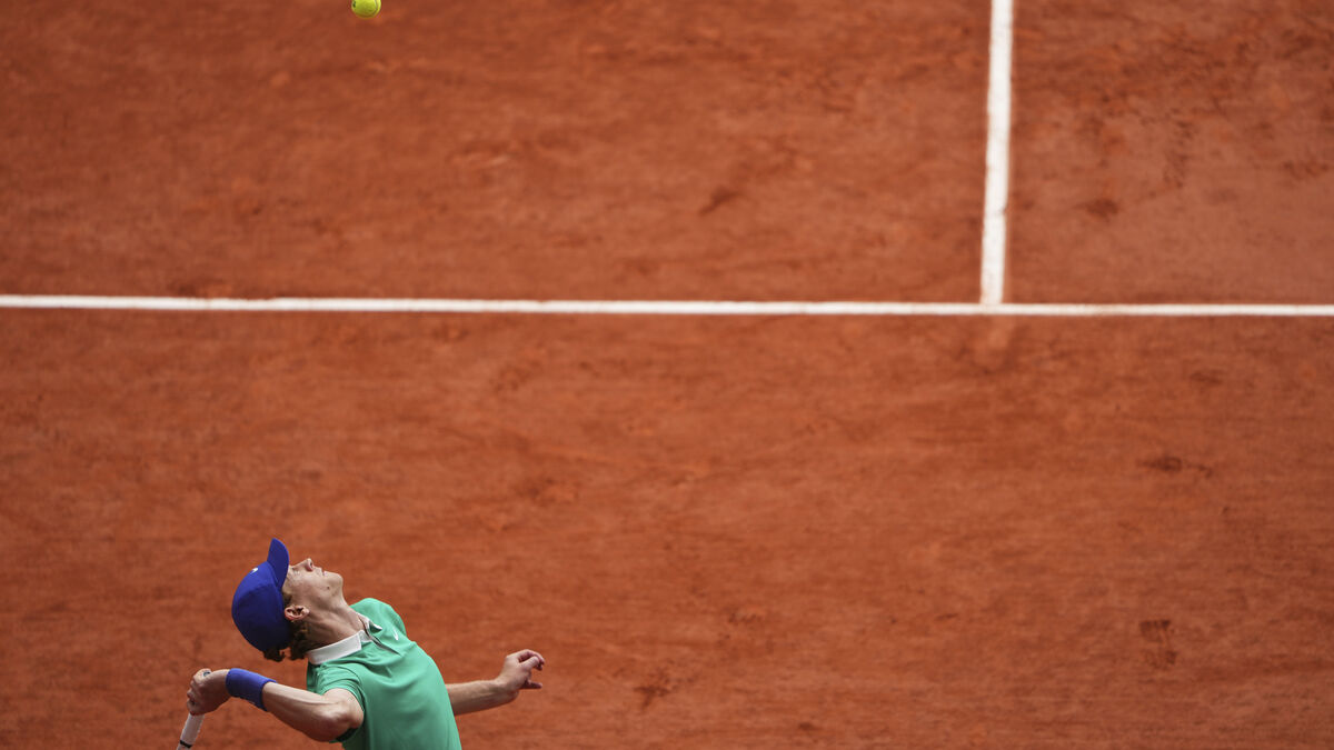 Wage dispute - tennis stars threaten strike