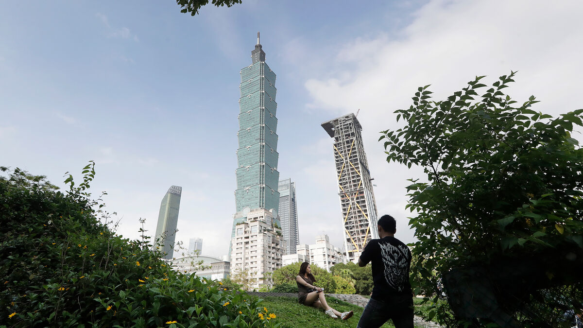 Rain stops Netflix skyscraper climb