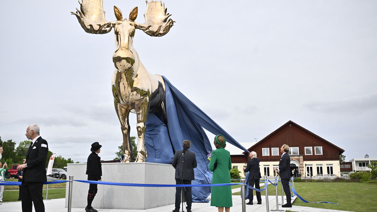 The King unveiled a huge gold moose at Skokloster on National Day