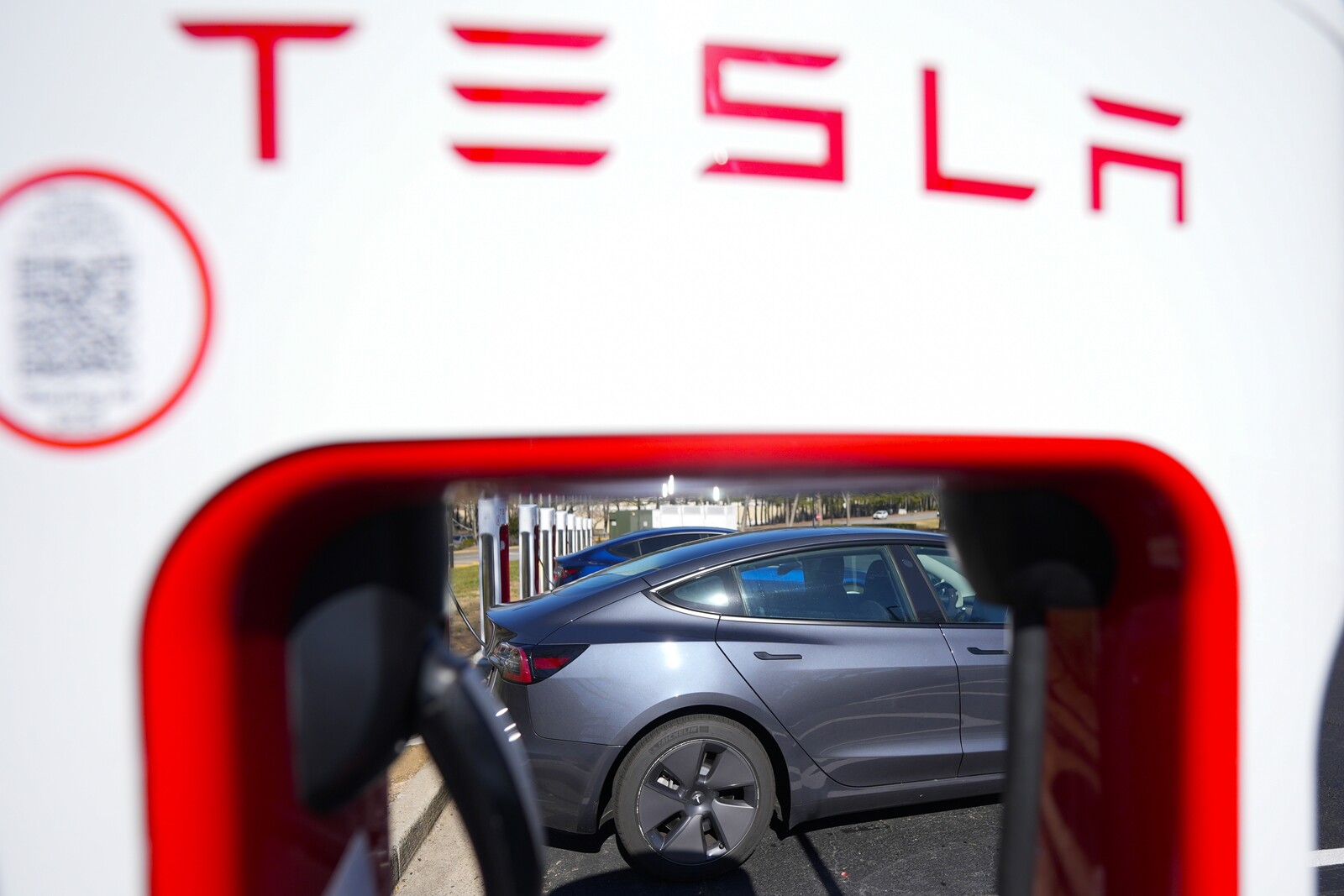 Tesla's slow sales continue