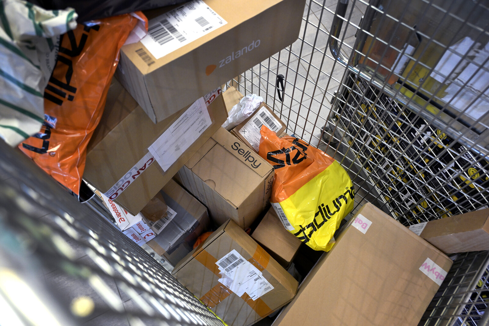 88 Postal Operators Halt Package Shipments to USA