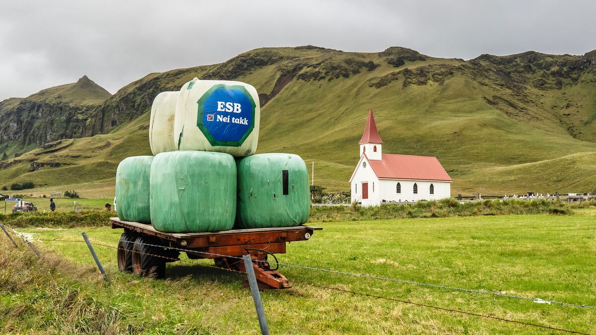 Iceland votes on reopening EU talks in expected close race