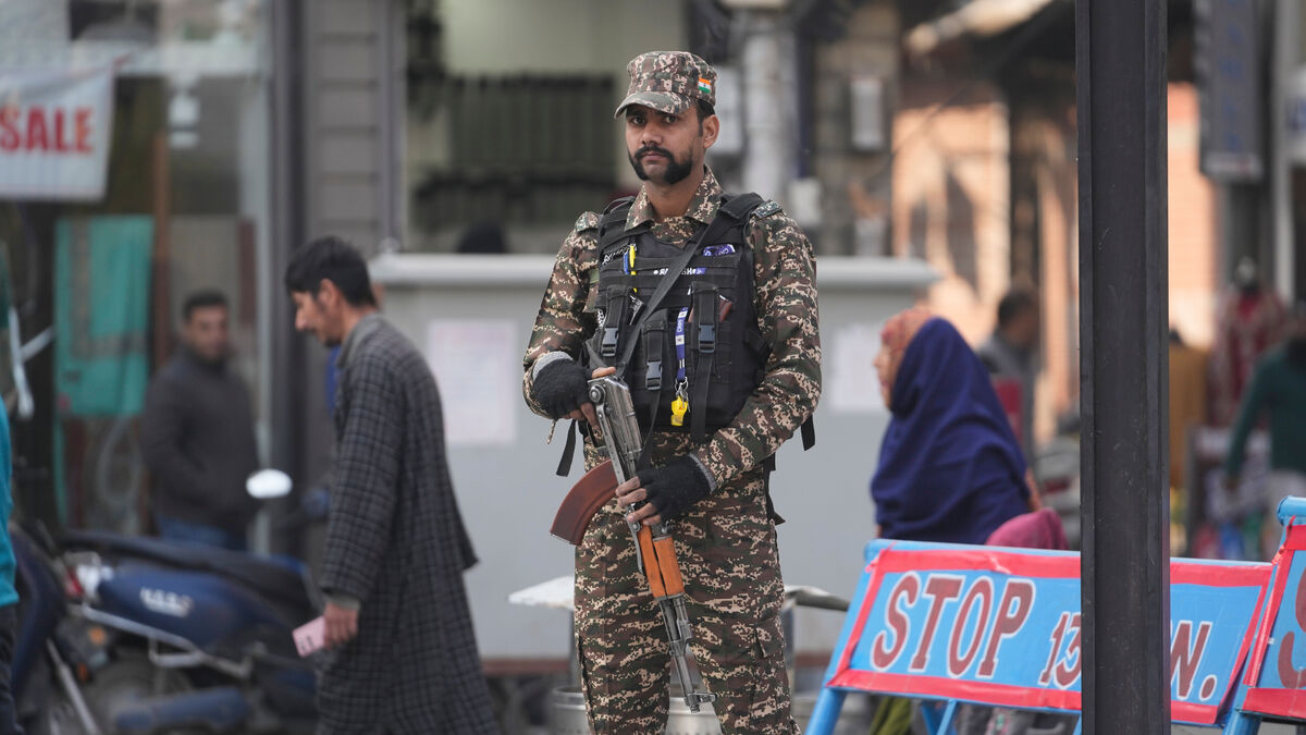 Large-scale raids in disputed Kashmir