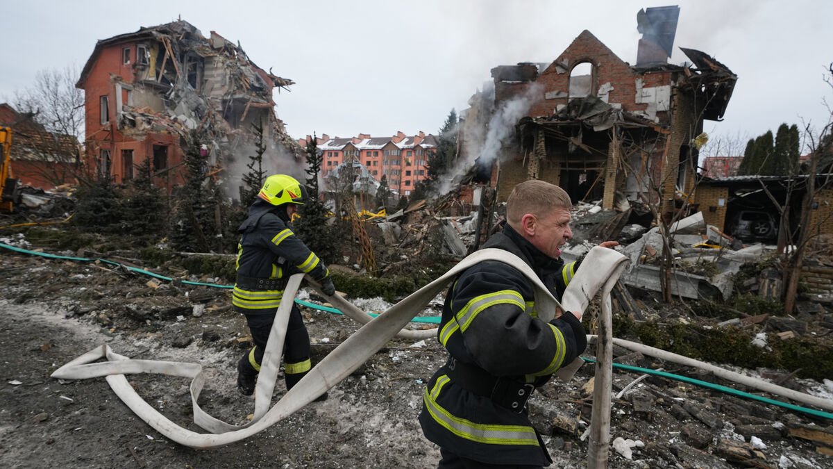Zelensky: Hundreds of Russian attack drones sent against Ukraine last night