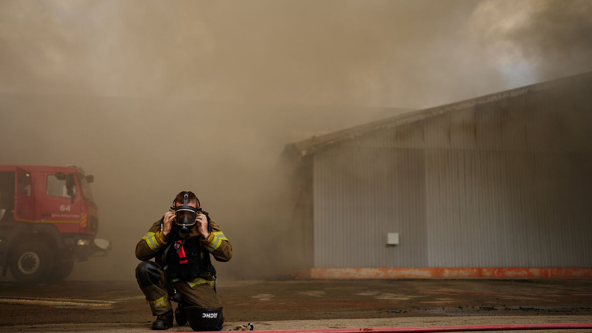 Hundreds Evacuated After Russian Drone Attack Sparks Warehouse Fire Near Kyiv