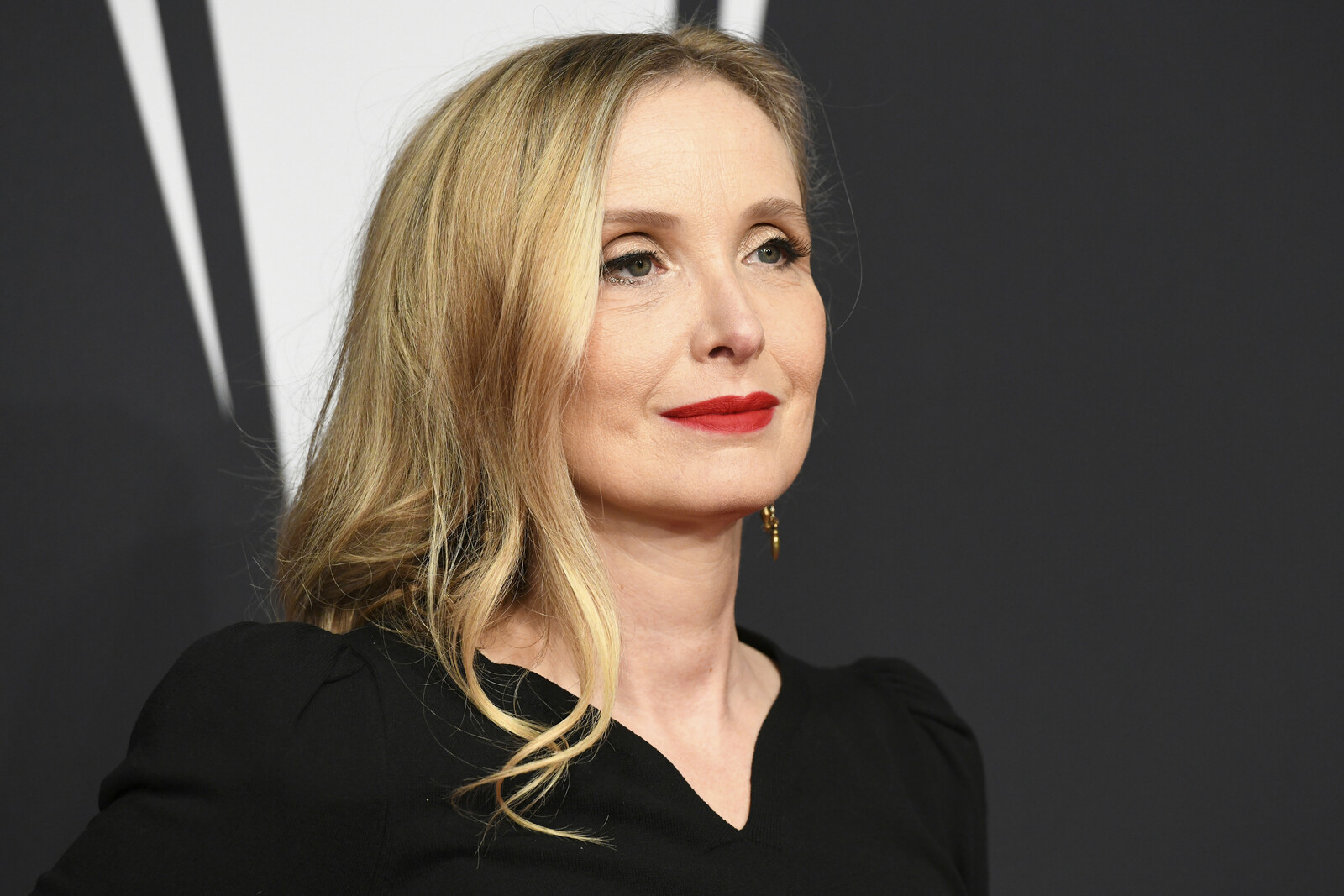 She Receives the Honorary Dragon Award