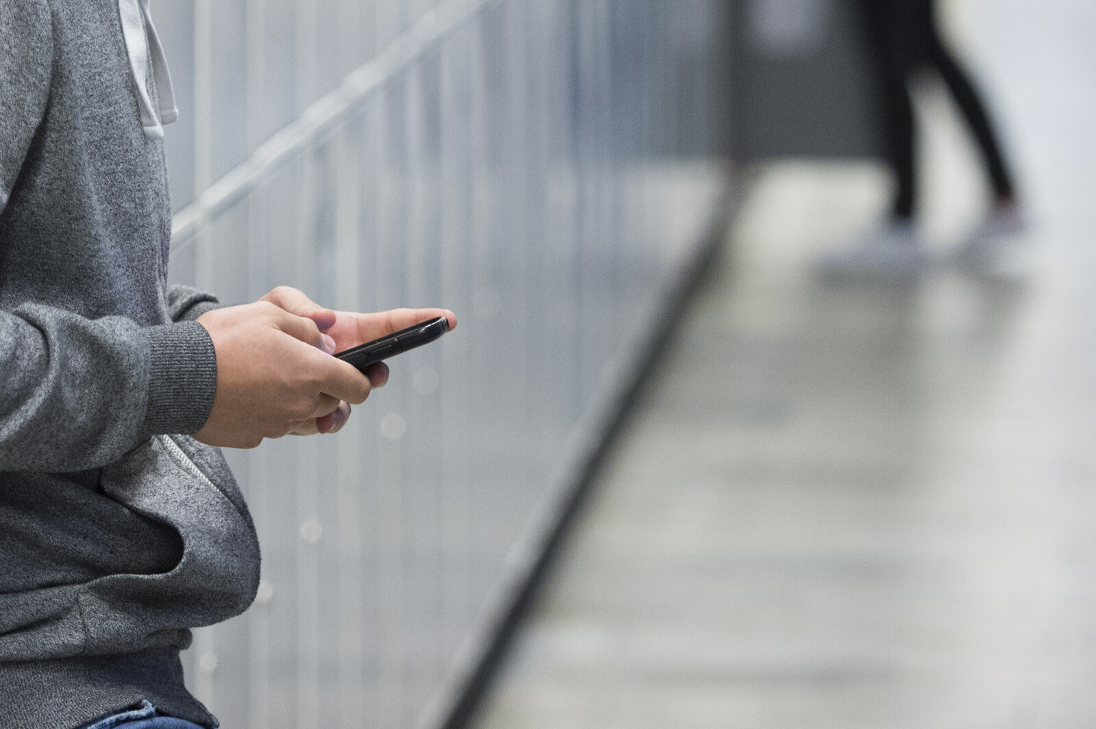 Swedish Teachers' Union Criticizes Yet Supports School Mobile Ban Proposal