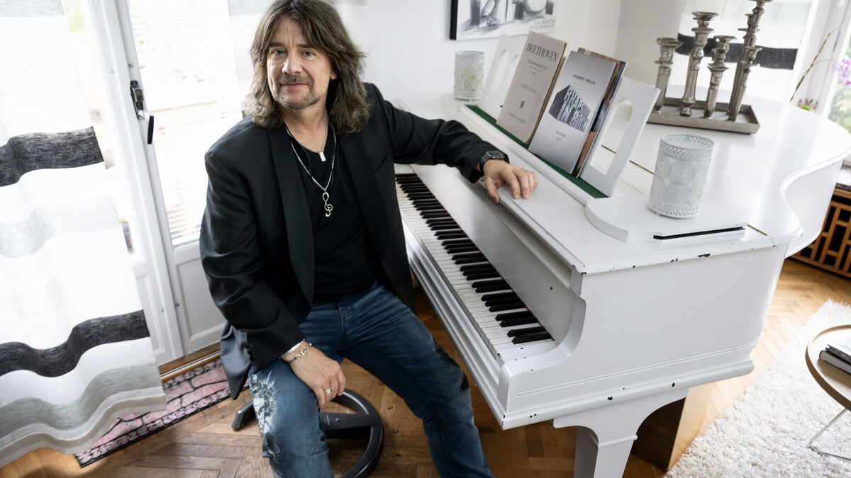 Christmas tour for Robert Wells