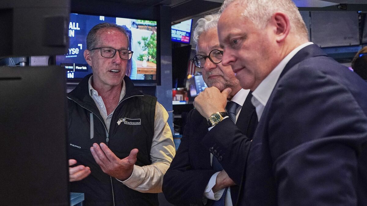 Wall Street falls on AI stock worries and rising oil prices