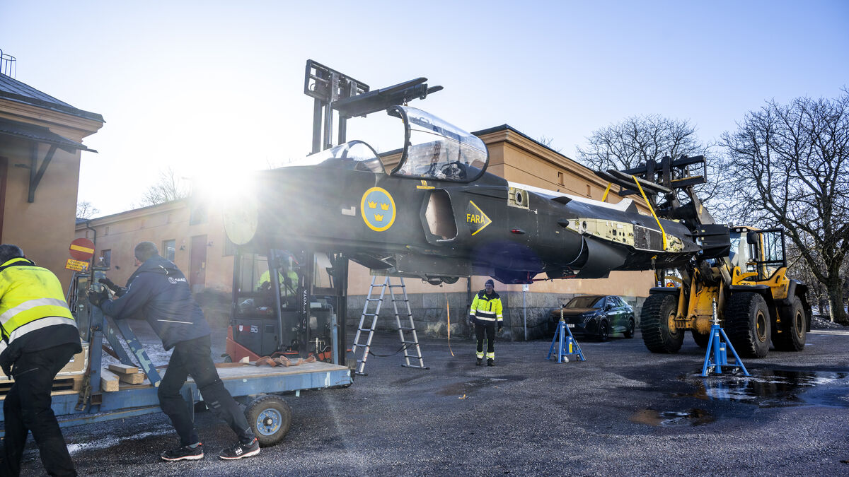 JAS 39 Gripen prototype moves into the Technical Museum