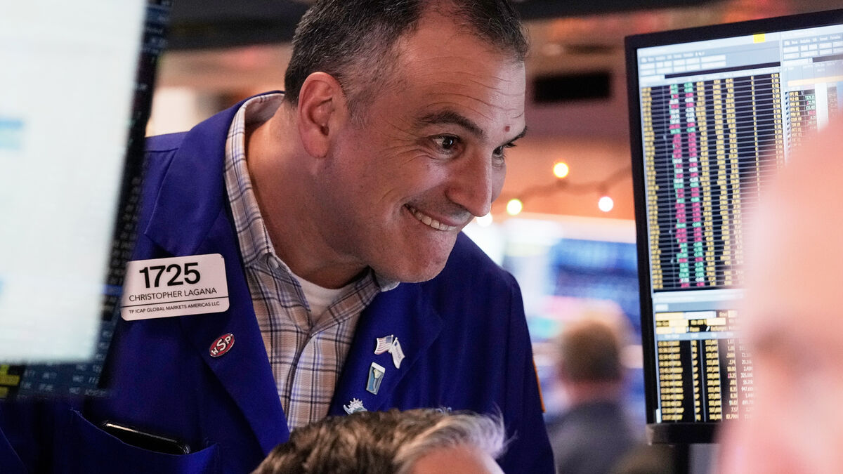 Wall Street rises despite disappointing