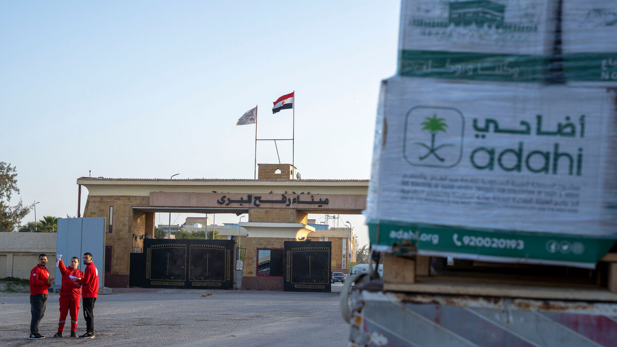 Rafah border crossing opens for