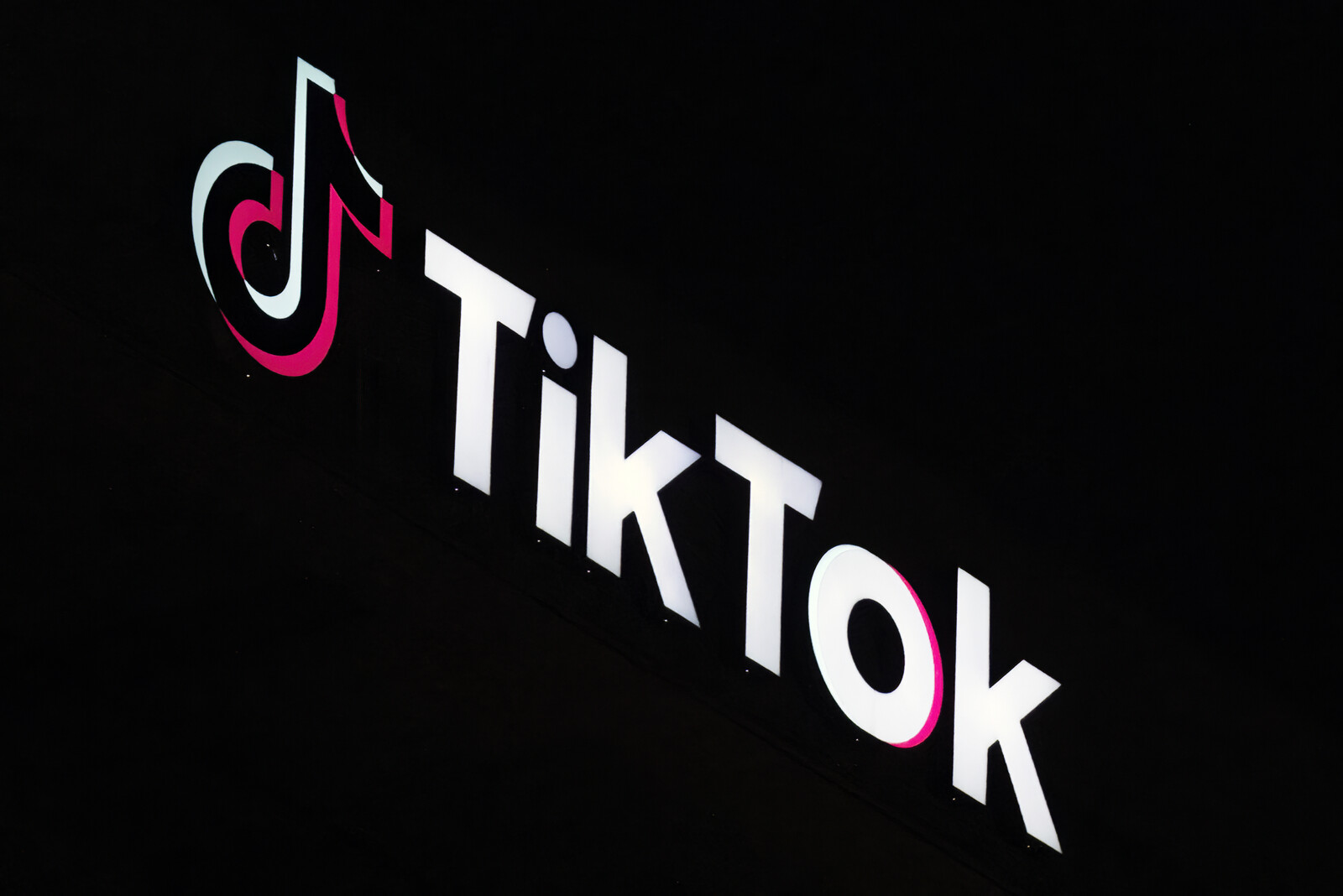 Trump waits to enforce Tiktok