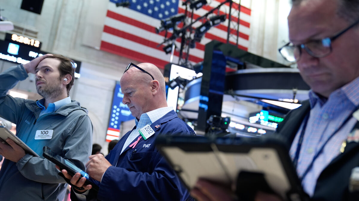 Wall Street falls as concerns over overvalued AI stocks return