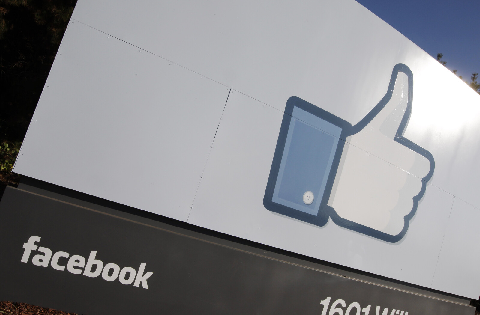 Facebook Revives Friend Feed to Reconnect Users