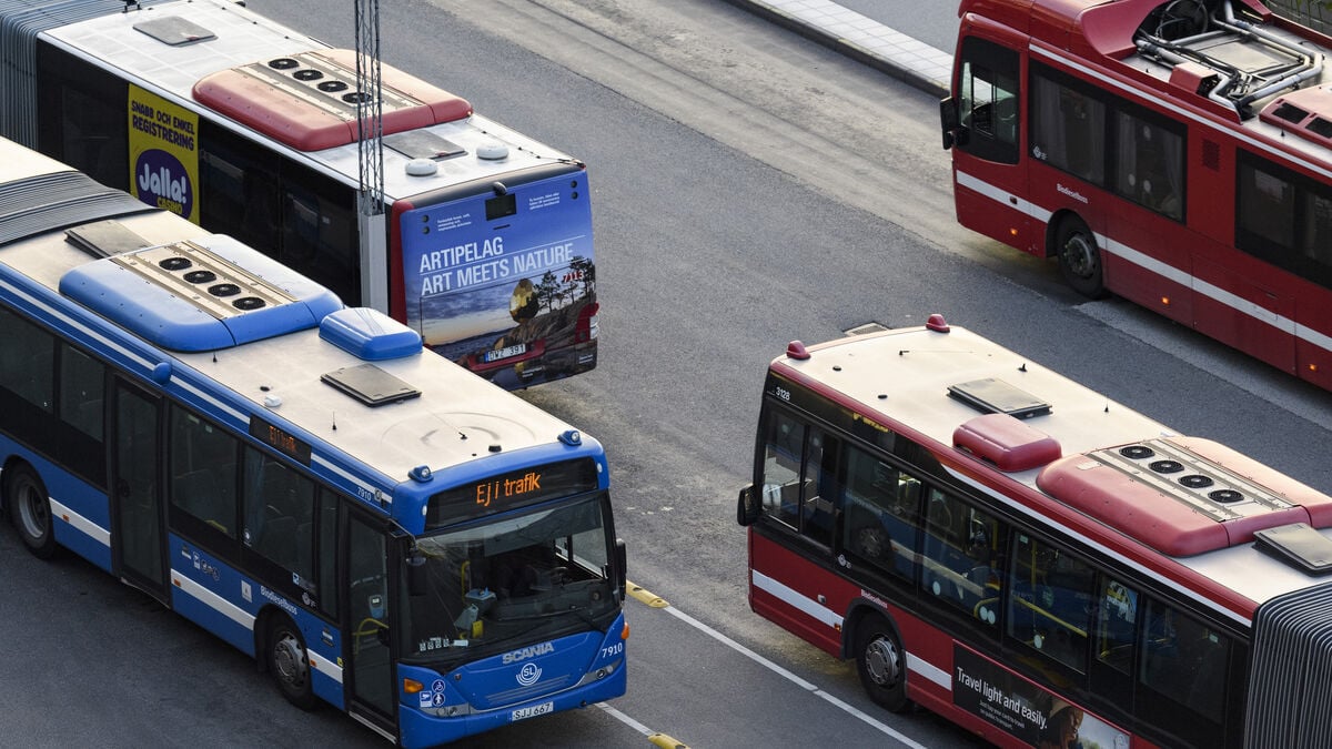 Stockholm Region to add 24,000 bus departures after fare cut boosts ridership