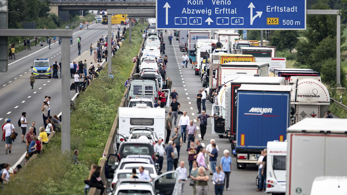 Heat and low Rhine water levels lead to more trucks on German autobahns on Sundays