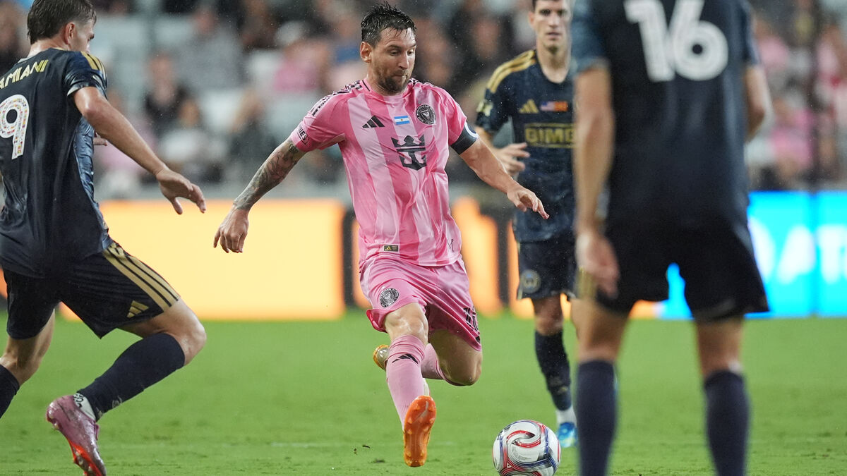Concerns ahead of the World Cup - injured Messi forced off the field