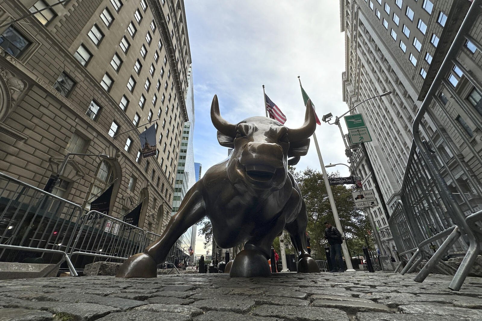Wall Street Indexes Drop Amid AI Sector Concerns